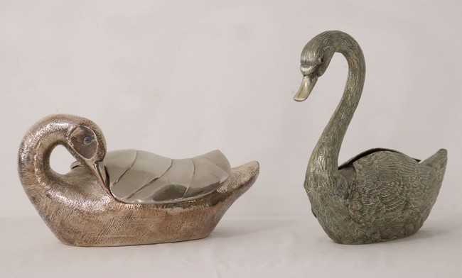 DEUX CANARDS, l'un en métal argenté les ailes...
