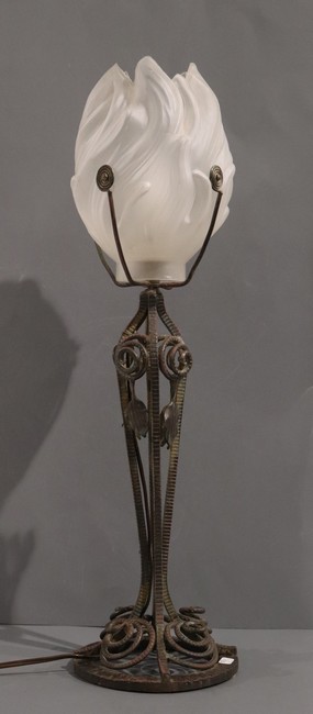 LAMPE DE TABLE avec piètement en fer forgé...