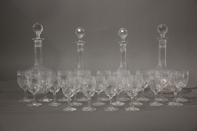 PARTIE DE SERVICE en cristal comprenant 25...