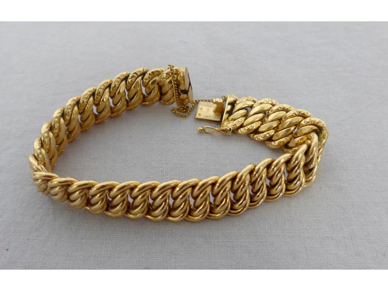 BRACELET à mailles torsadées en or jaune....