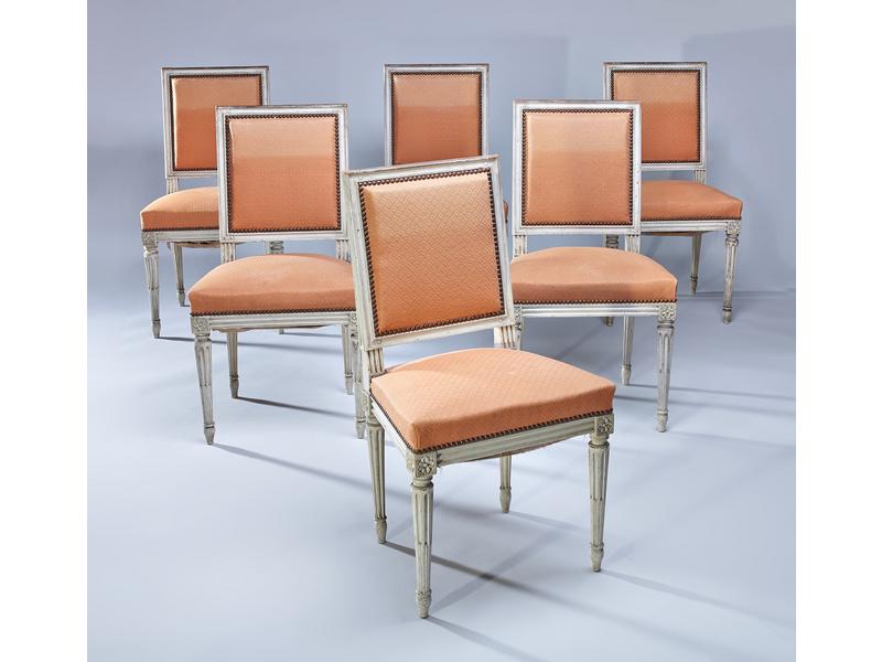 SUITE DE SIX CHAISES en hêtre mouluré laqué...