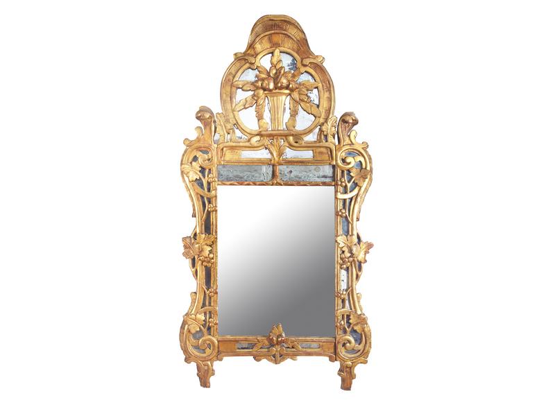 MIROIR A PARCLOSES en bois sclupté et doré,...