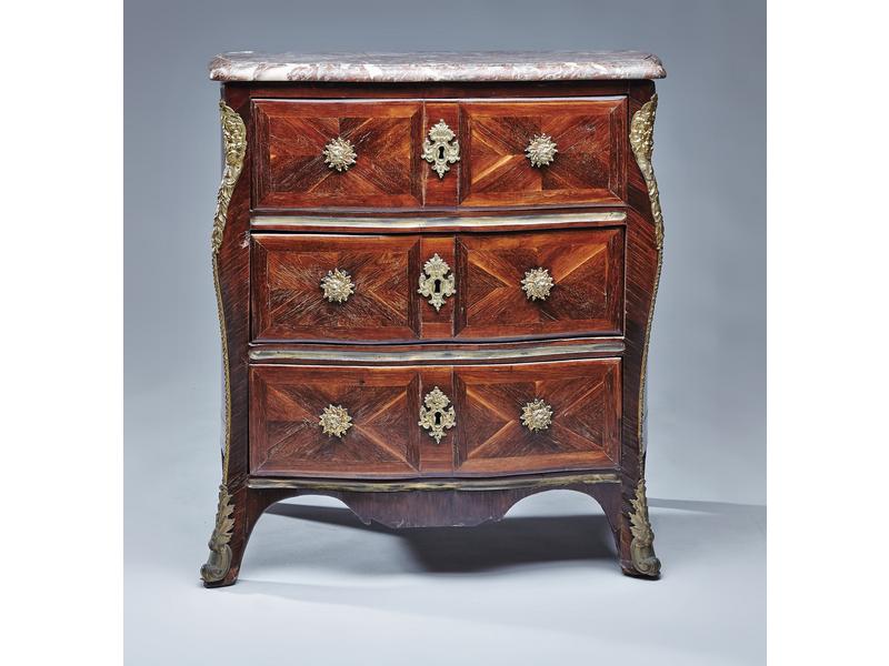 COMMODE à façade arbalète en placage d'amarante,...