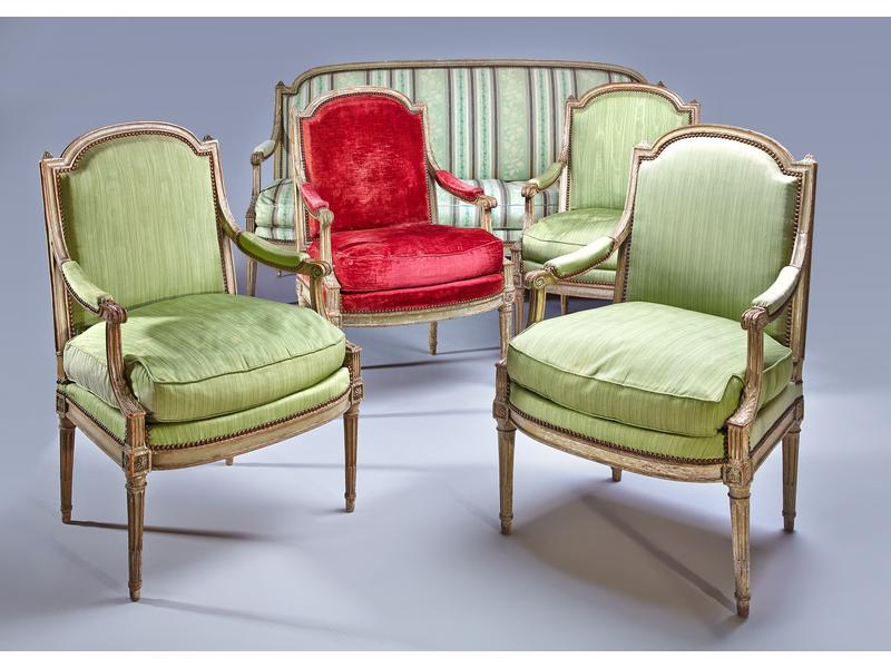 SUITE DE QUATRE LARGES FAUTEUILS ET UN CANAPE...