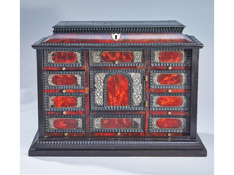PETIT CABINET en ébène et écaille de tortue...