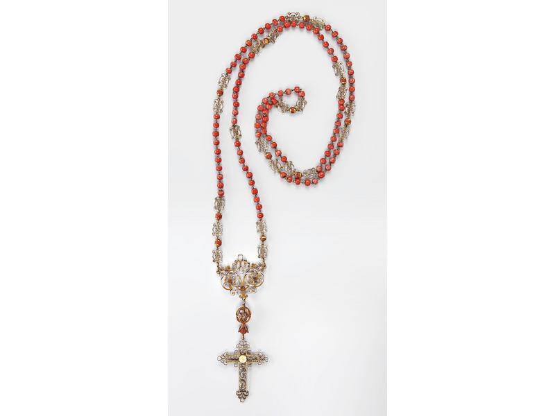 CHAPELET en or jaune et perles de corail,...