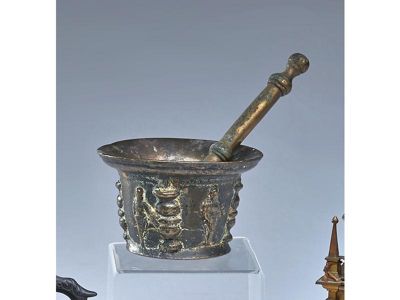MORTIER ET UN PILON en bronze, à décor alterné...