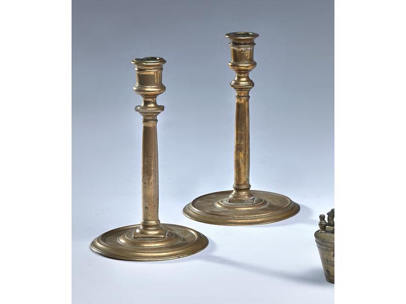 DEUX FLAMBEAUX formant paire, en bronze,...