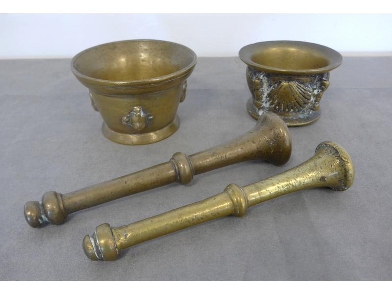 DEUX MORTIERS ET DEUX PILONS en bronze, l'un...