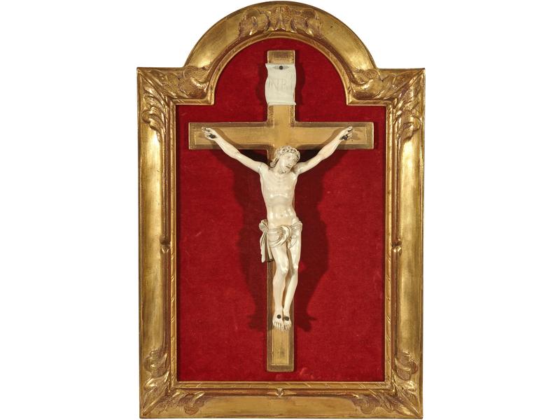CRUCIFIX en ivoire sculpté avec cartouche...