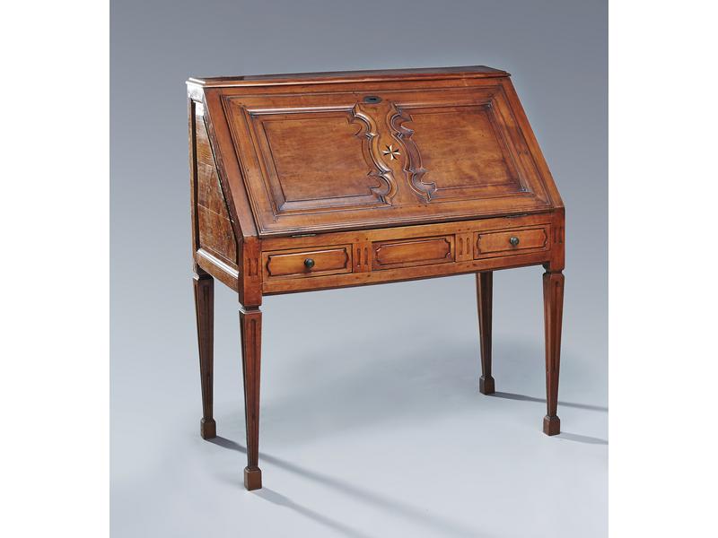 BUREAU DE PENTE en noyer blond mouluré et...