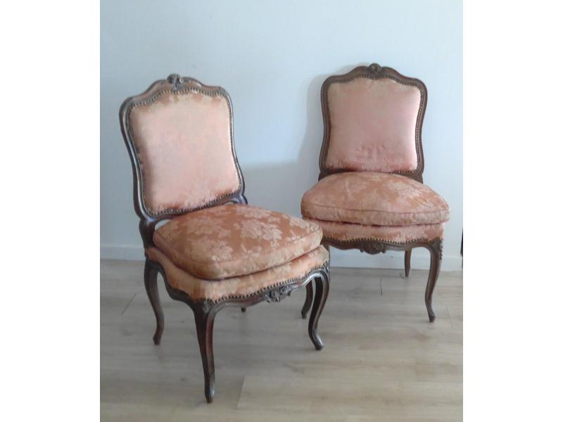 PAIRE DE CHAISES à dossier droit violonné...
