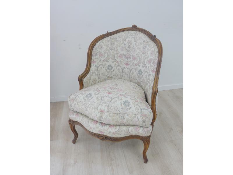 BERGERE en noyer mouluré et sculpté à décor...