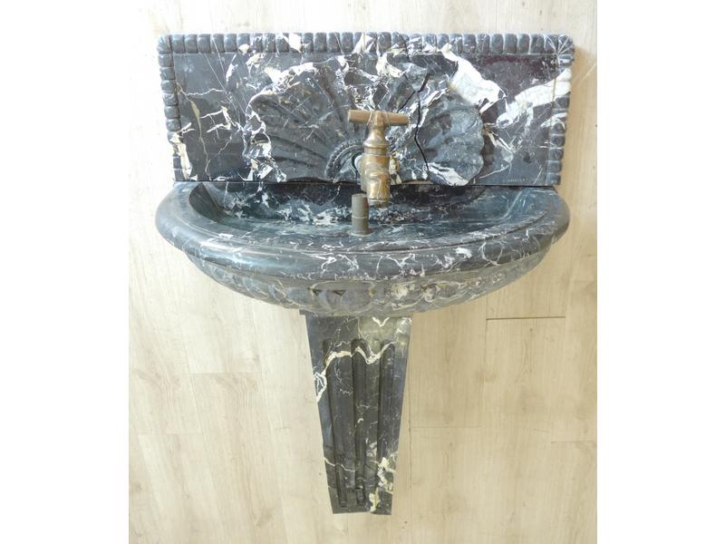 FONTAINE en marbre gris veiné, formé d'un...