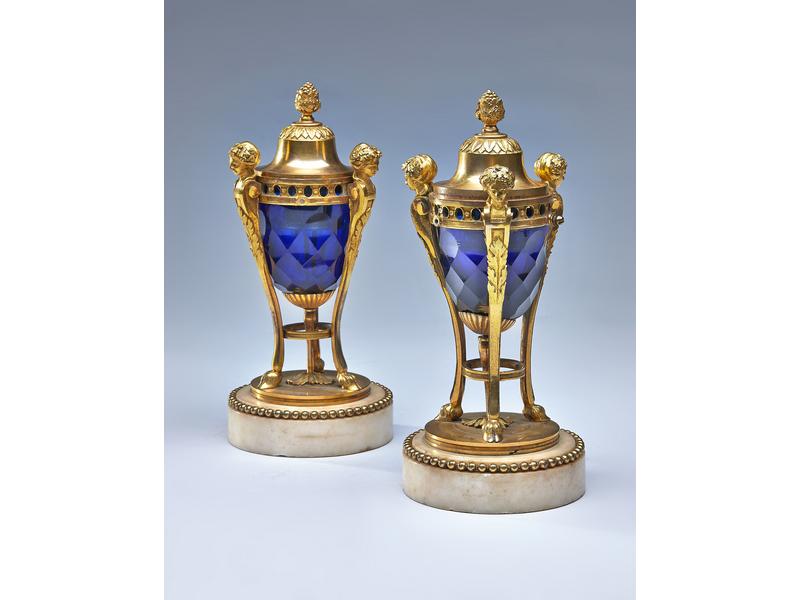 PAIRE DE CASSOLETTES en bronze doré ciselé,...