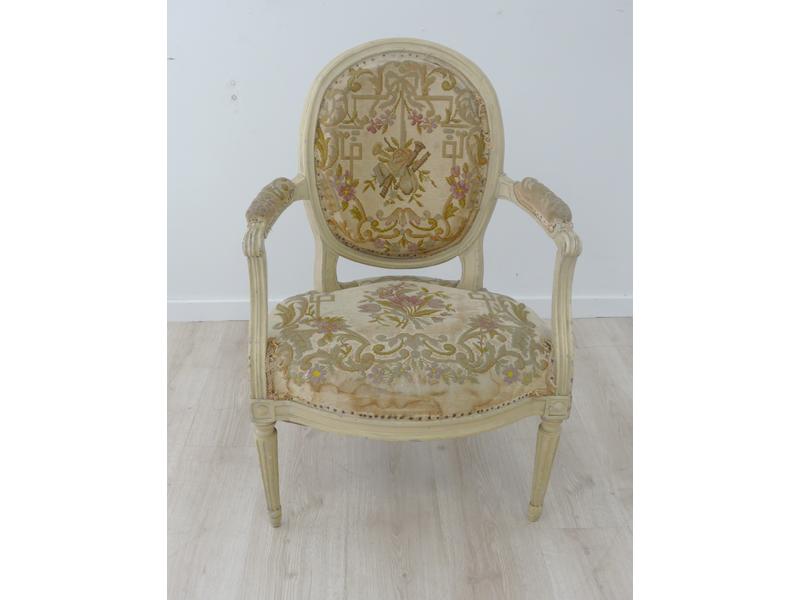 FAUTEUIL à dossier médaillon cabriolet, en...