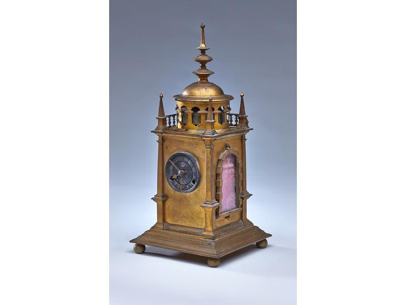 PENDULE DE TABLE en bronze doré en forme...