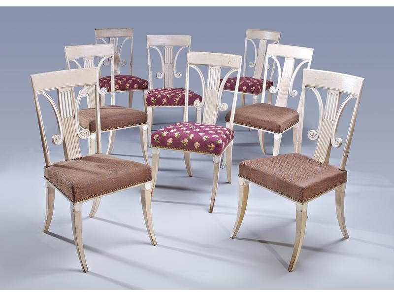 SUITE DE HUIT CHAISES en hêtre laqué blanc,...