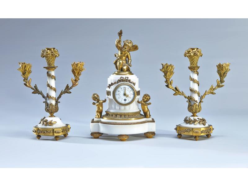 GARNITURE DE CHEMINEE en marbre blanc et...