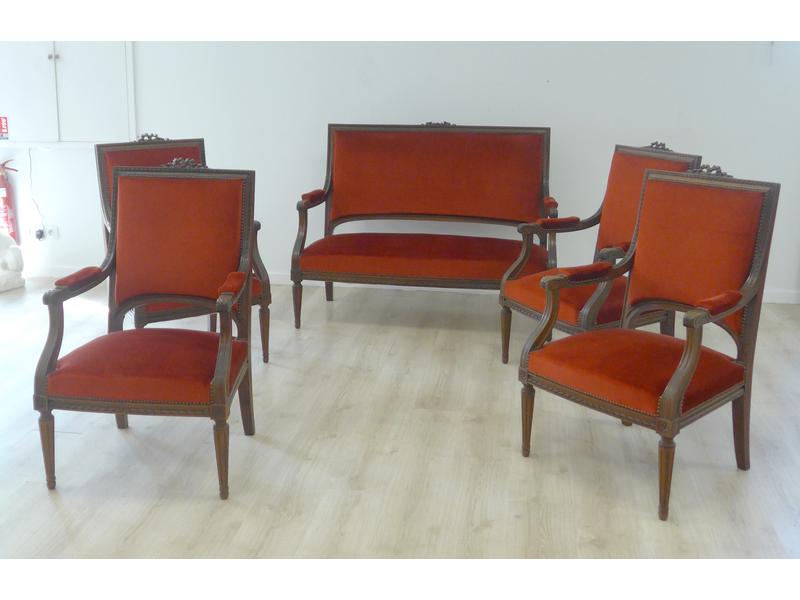 SALON comprenant quatre fauteuils et une...