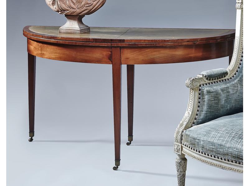 TABLE ovale en acajou et placage d'acajou,...