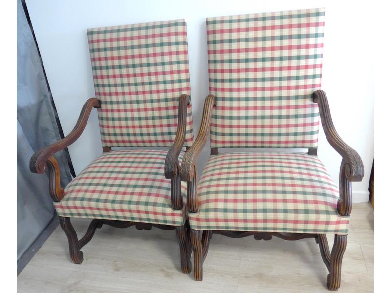 PAIRE DE FAUTEUILS à haut dossier droit en...