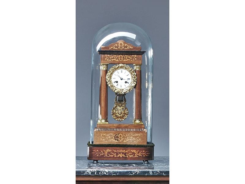 PENDULE PORTIQUE en acajou et placage d'acajou,...