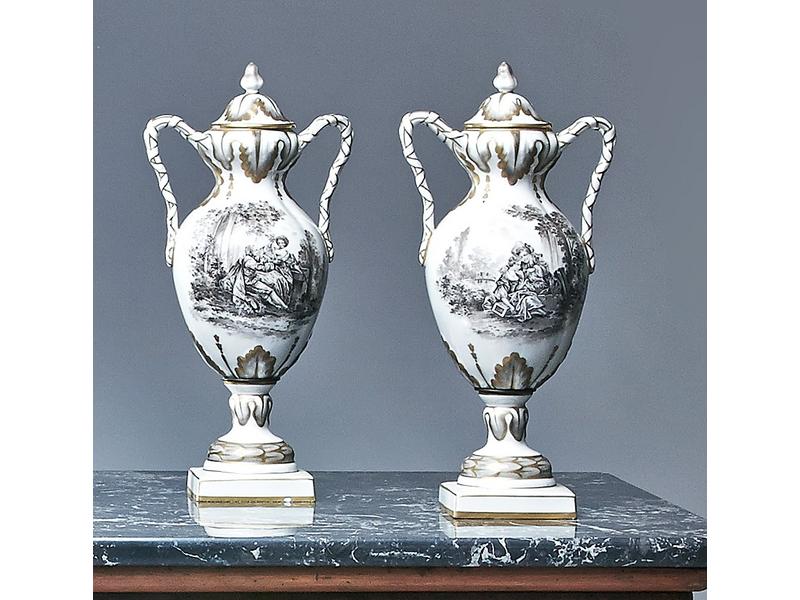 PAIRE DE VASES COUVERTS de forme balustre...