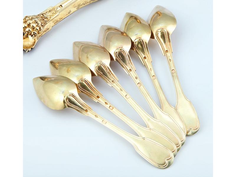 SIX PETITES CUILLERS en vermeil, modèle à...
