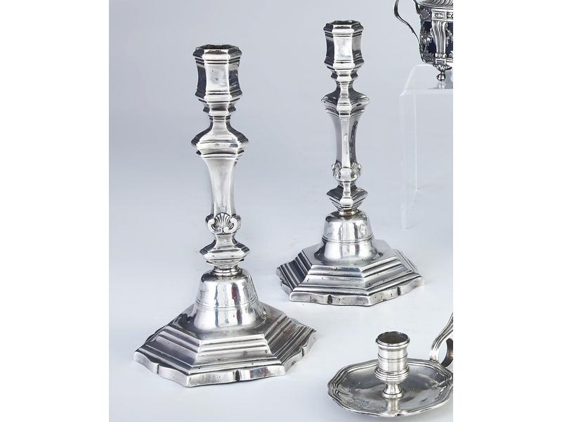 PAIRE DE FLAMBEAUX en argent, posant sur...