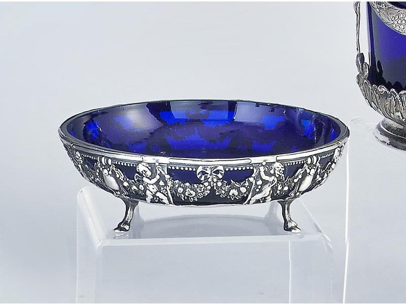 PETITE COUPE RONDE en argent, l'intérieur...