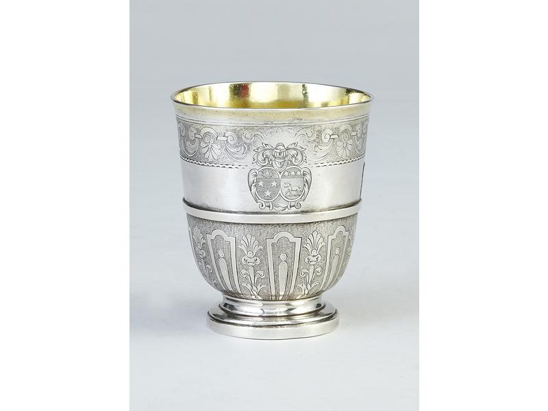 TIMBALE en argent, posant sur un piédouche...