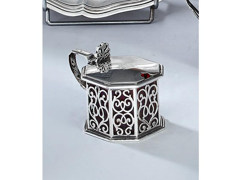 MOUTARDIER octogonal en argent, et un intérieur...