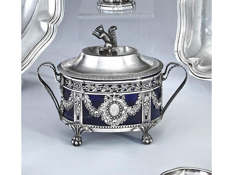 SUCRIER et un couvercle en argent, l'intérieur...