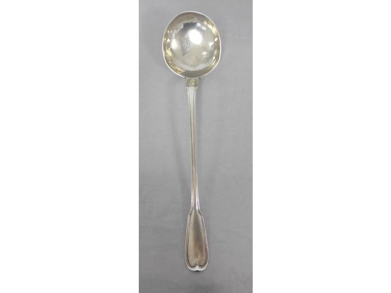 LOUCHE en argent, modèle à filets, gravée...