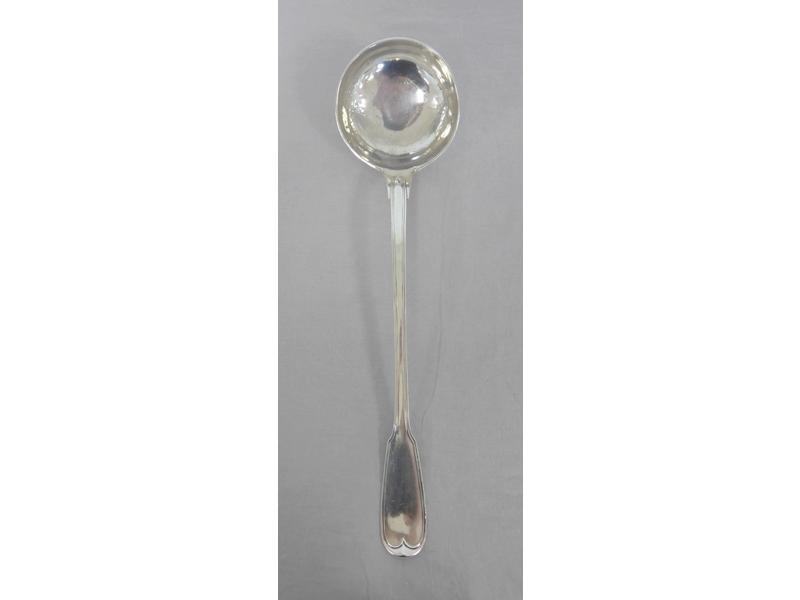 LOUCHE en argent, modèle à filets, gravée...