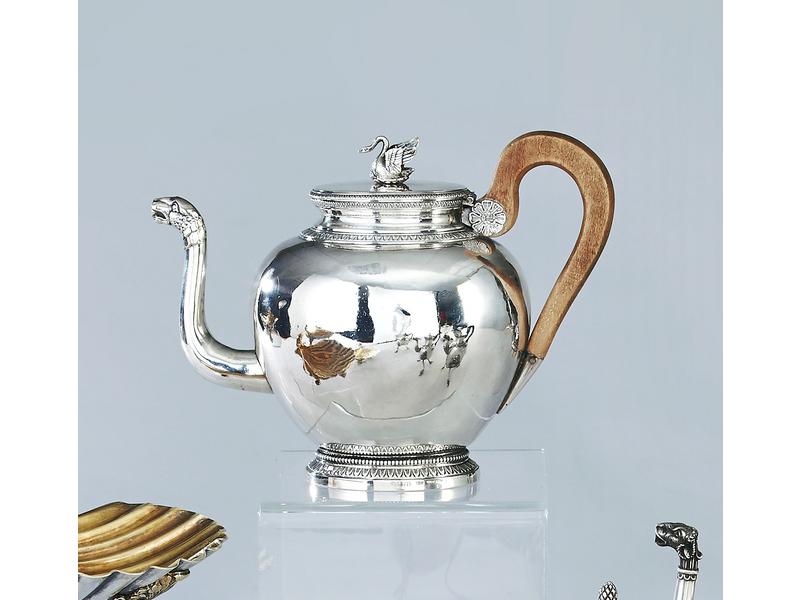 THEIERE oblongue en argent à décor de frises...