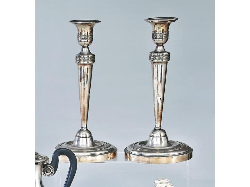PAIRE DE FLAMBEAUX en argent à décor ciselé...