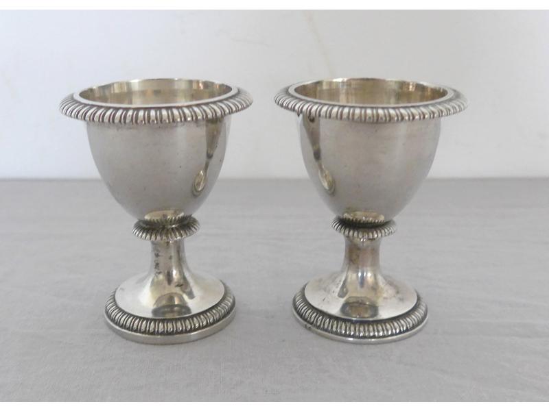 PAIRE DE COQUETIERS en argent sur piedouche,...