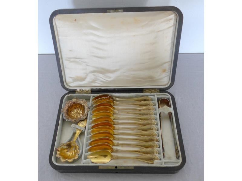 NECESSAIRE à thé en vermeil modèle à filets,...