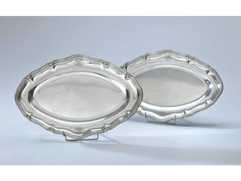 PAIRE DE PLATS ovales en argent à bords chantournés...