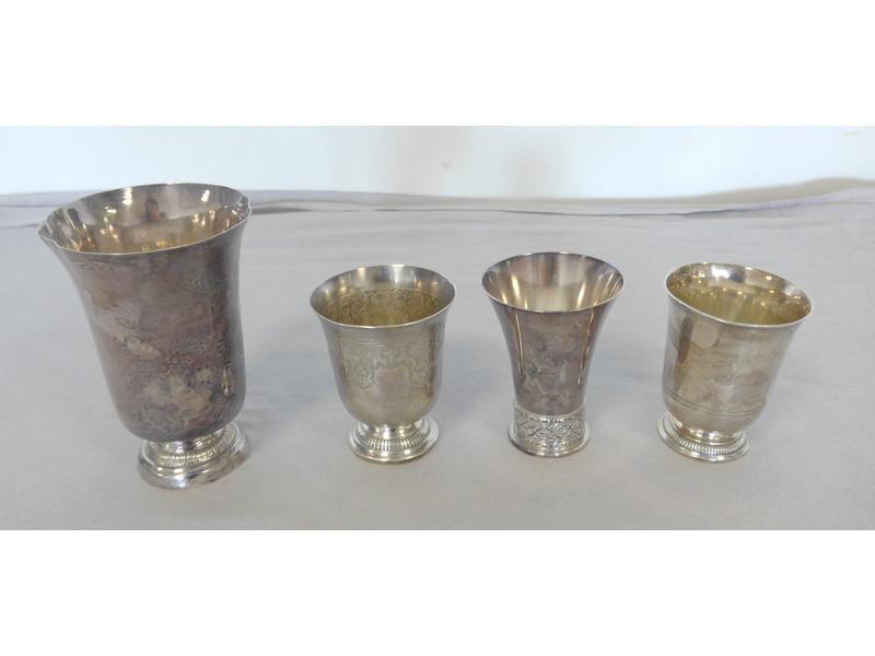 TROIS TIMBALES en argent de forme tulipe...