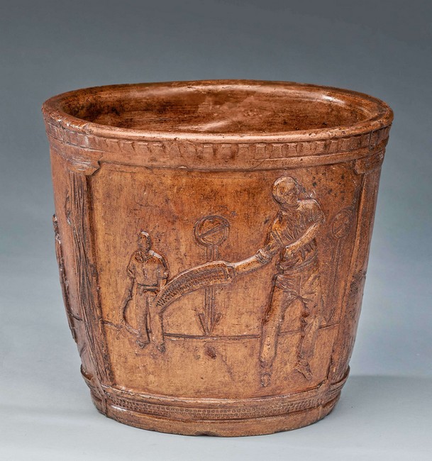 CACHE-POT en céramique à décor en bas-relief...