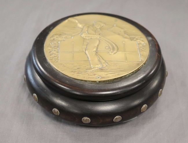 *BOÎTE COUVERTE ronde en bois noirci et plaque...
