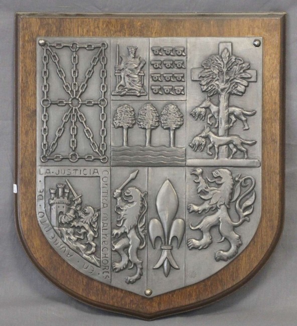*ECUSSON des provinces basques en étain repoussé...
