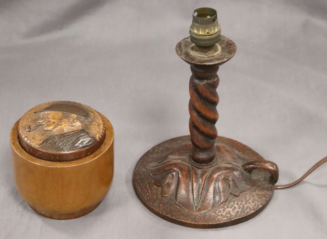 *LAMPE en bois tourné. (Haut. 23 cm) et une...
