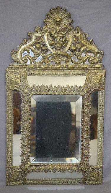 *MIROIR rectangulaire à fronton et parcloses...