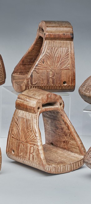 PAIRE D’ETRIERS en bois sculpté à décor de...
