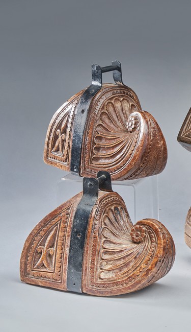 PAIRE D’ETRIERS en bois sculpté à bouts fermés...