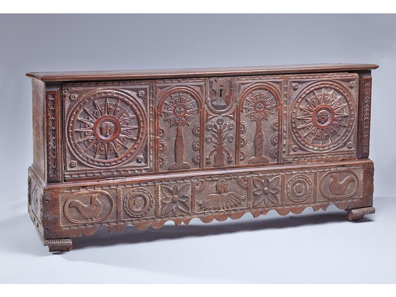 COFFRE rectangulaire en chêne et noyer, sculpté...